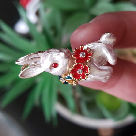 Jewelry - Bunny Brooch Pin